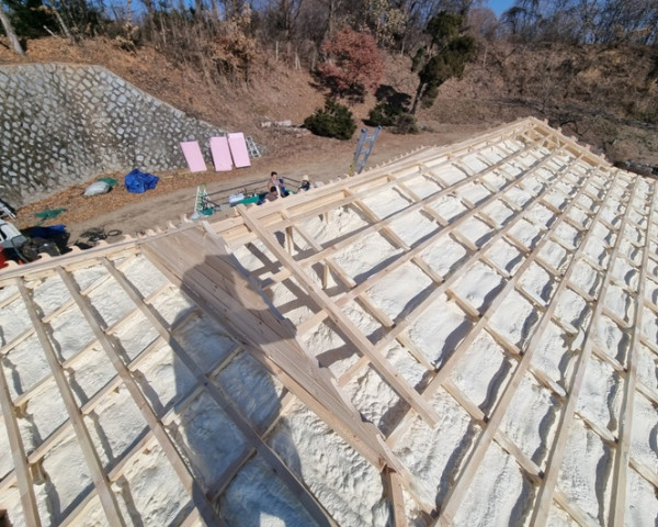 가평 신축건물의 기와지붕, 우레탄폼으…